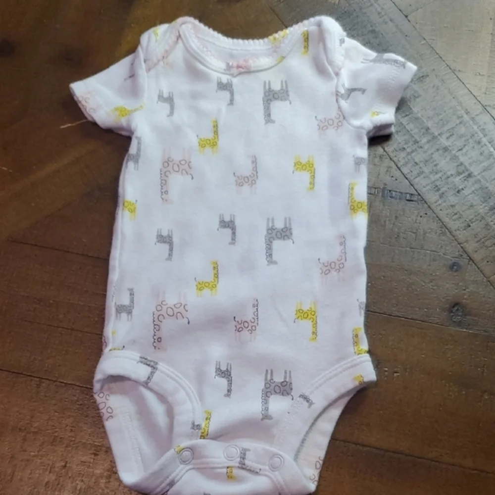 🐻 Carter's White Bodysuit with Yellow and Gray Giraffes